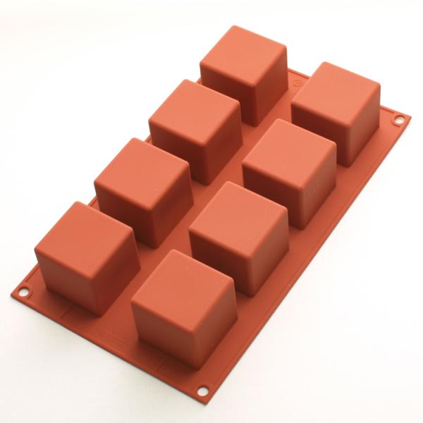 ｛ご購入前のご注意｝使い初めはぬるま湯につけ中性洗剤で洗い、十分すすいでから乾燥させて下さい。表面に必ず油脂を塗ってからご利用ください。直火には使用できませんのでご注意ください。型内で直に切り分けたり、取り出しに刃物を使用しないで下さい。使...