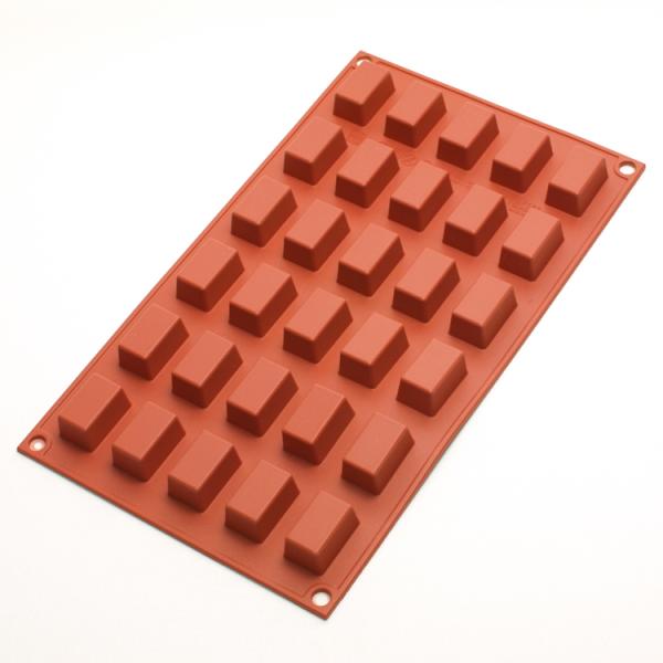 ｛ご購入前のご注意｝使い初めはぬるま湯につけ中性洗剤で洗い、十分すすいでから乾燥させて下さい。表面に必ず油脂を塗ってからご利用ください。直火には使用できませんのでご注意ください。型内で直に切り分けたり、取り出しに刃物を使用しないで下さい。使...