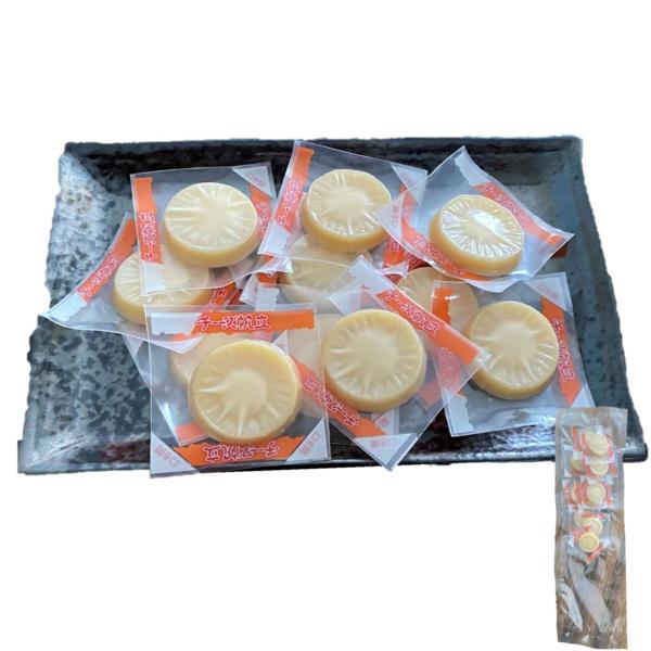 北海道産のたらのすり身に北海道産ホタテをブレンドし、蒸しあげて桜のチップで燻製しました！！さらにそこにチーズをトッピングしておつまみとして食べやすくしました。チーズの美味しさが加わり、口いっぱいに美味しさが広がります。真空パックからとりだし...