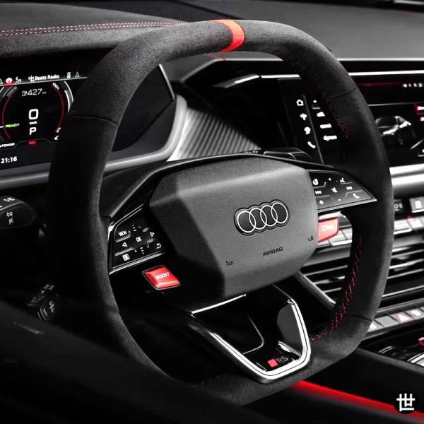 アウディ E-TRON RS GT Q5 2024 2025 用 手縫い滑り止めレッドマークスエード＆レザー製ステアリングホイールカバーアクセサリー