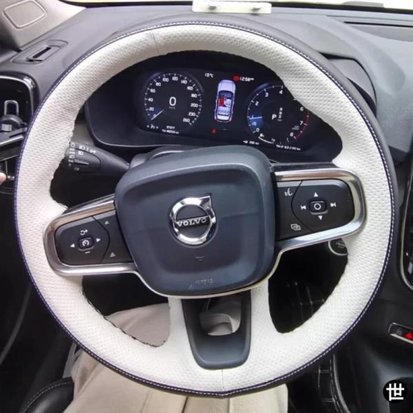 ボルボ XC40 2018-2024 用 手縫いステアリングホイールカバー レッドスエード＆滑り止めインテリアレザーアクセサリー