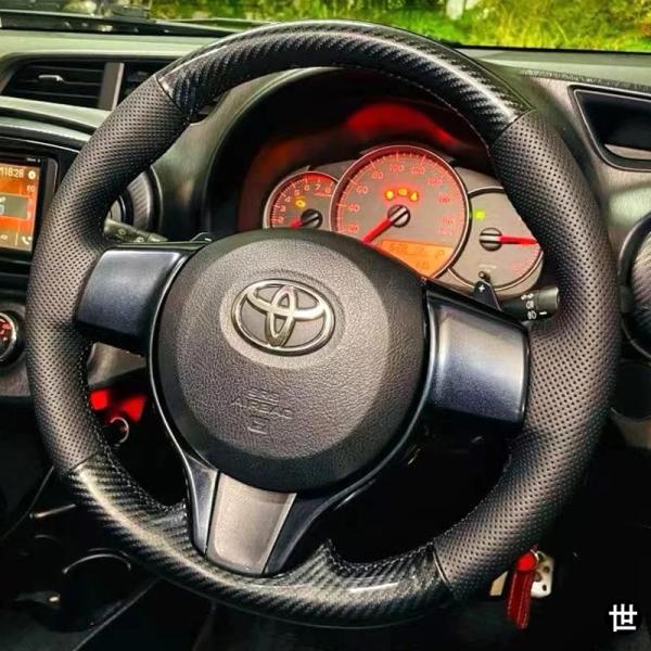 トヨタ ヴィッツ ヤリス 2012-2019 スバル トレジア用手縫いステアリングホイールカバー カーボンレザー編み込みアクセサリー