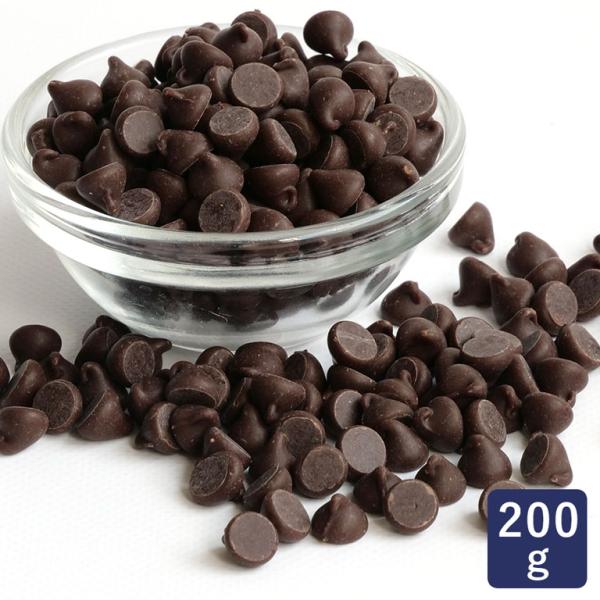 カカオ分36.87％の【チョコレート規格品】カカオマスを原料としたプロも愛用するチョコレートチップですスイートタイプで優しいバニラ風味。焼成しても溶けにくいため、マフィン、クッキー、パンに混ぜ込んで焼き込むことができます。また、ホイップクリ...