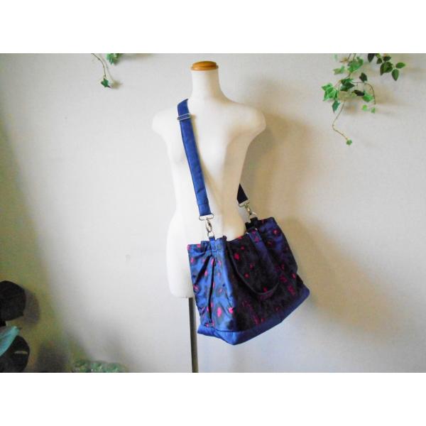 【ブランド名】エックスガール X-GIRL  Mammy Roo 【実寸】・高さ＝２８　・横幅（入れ口）＝５１　・マチ（底）＝２０＊実寸は平置きです。多少の誤差があるかもしれませんがご容赦ください。【素材】ポリエステル１００％　裏地　ポリエ...