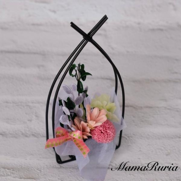 かわいいピンポンマムやアーティフィシャルフラワーをアレンジしました。黒のワイヤーフレームが印象的な、上品な和風のアレンジです。母の日や父の日、敬老の日の贈り物にいかがでしょうか。また仏花としてもご利用いただけます。簡易ラッピングにてお届けし...