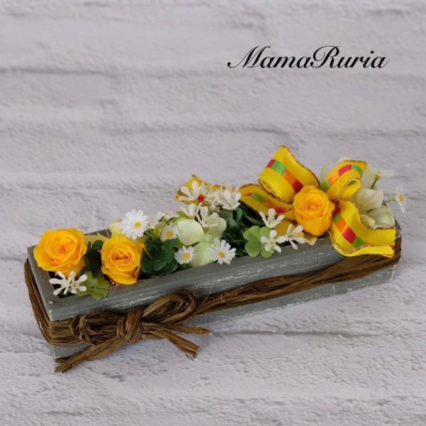 グリーンリーフをあしらったウッドボックスに、オレンジ＆ピンク系のプリザーブドフラワーをアレンジしました。エレガントで可愛さも兼ね備えたアレンジは、贈り物にも最適です。簡易ラッピングにてお届けいたします。アレンジメントの大きさ　横　約28セン...