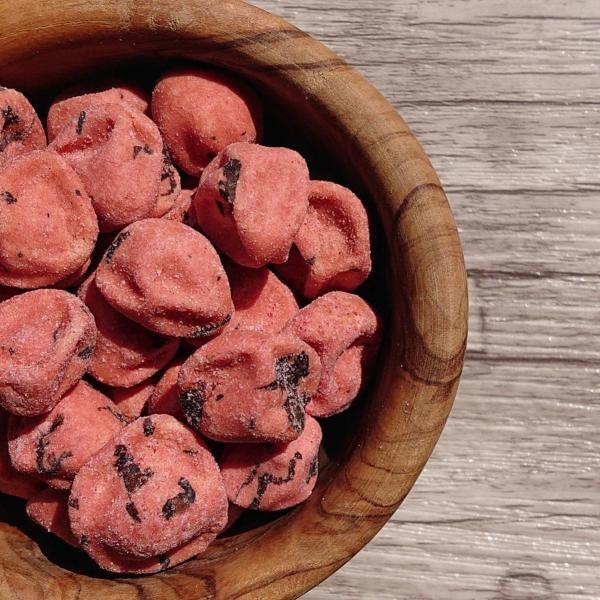 職人の練達した技で、豆菓子を風味も外観も梅干しそっくりに仕上げております。口の中に適度に広がる酸味がやみつきになります。見た目がリアルなのでお土産にも喜ばれますよ。■大豆・乳を含む製品と共通の設備で生産しています。■豆の専門店「まめ屋」店舗...