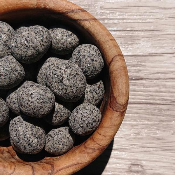 落花生に黒胡麻を巻き込み黒胡麻とうふ風に仕上げました。黒ごまには色素を構成するポリフェノール「アントシアニン」や、不溶性食物繊維の一種である「リグニン」が多く含まれている。■大豆・乳を含む製品と共通の設備で生産しています。■豆の専門店「まめ...