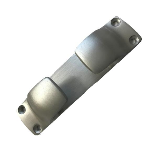 一定の方向からロープを誘導するための金具です。ロープ摩擦保護にも最適です。係留ロープの位置がいつでも同じ位置からリードされるので係留がしやすくなります。アルミ製、４点止め、