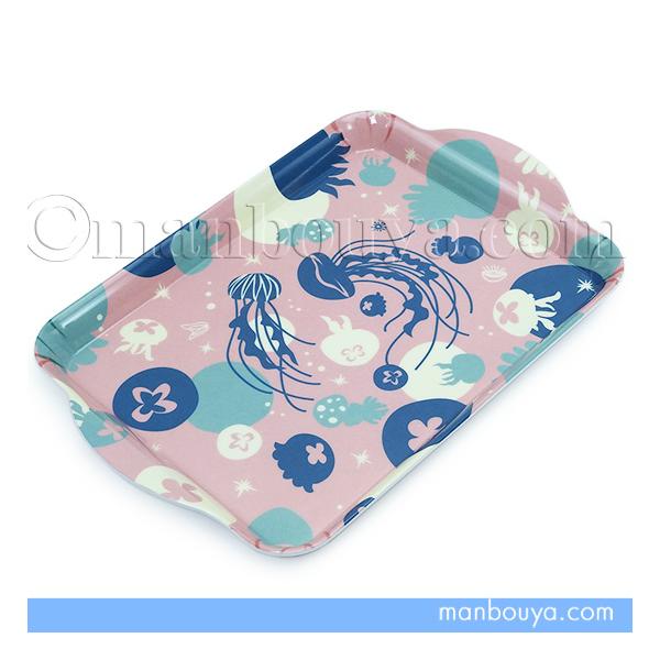 色づかいがおしゃれなデザインのシーオブワンダーシリーズ。軽くて丈夫なメラミン製のトレーです。同シリーズのボウルとタンブラーがちょうど納まります。ピンクを基調にした優しい色合い。たくさんの海月たちが綺麗です。小さいサイズなので、ランチプレート...