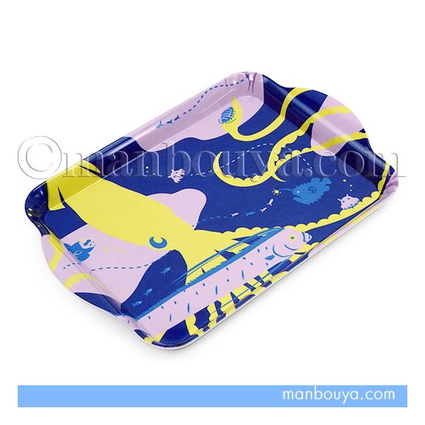 色づかいがおしゃれなデザインのシーオブワンダーシリーズ。軽くて丈夫なメラミン製のトレーです。同シリーズのボウルとタンブラーがちょうど納まります。大きなダイオウイカの前を横切るリュウグウノツカイ。チョウチンアンコウの光に集まる魚たち。メンダコ...