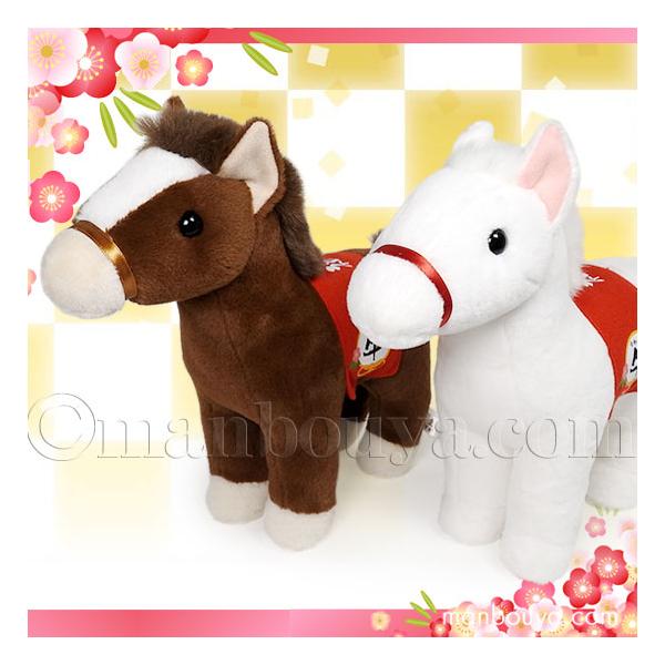 2026年（令和8年）の干支馬のぬいぐるみ。人気のぬいぐるみメーカー「株式会社キュート販売」さんの商品です。ぬいぐるみは3サイズあり、こちらは真ん中のMサイズ。Sサイズより少し大人びた表情。カラーは茶色と白の2色がございます。背中の鞍（くら...