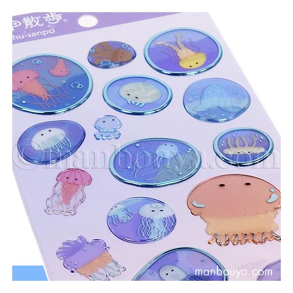 海の生き物のシール。内藤デザイン研究所さんの「海中散歩シリーズ」いろいろな海月がいっぱいのデザイン。ぷっくり厚みとクリア感がかわいいドロップタイプのシールです。動物の部分は不透明、周りの水や景色は半透明になっているものが多くフチや絵柄のメタ...