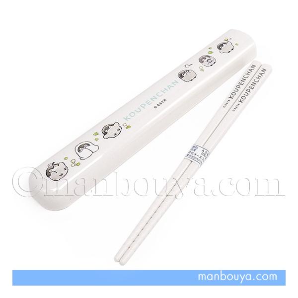 かわいいペンギンキャラクター、こうぺんちゃんのランチアイテム。コウペンちゃんと四つ葉のクローバーのイラストがかわいい、ケースとおハシのセットです。箸箱はスムーズに開閉できるスライド式。お揃いデザインのお弁当箱もあります。【サイズ】ケース：約...