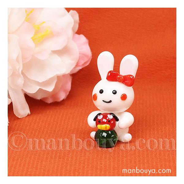 にっこりとしたかわいい兎と獅子舞がセットになった硝子細工。獅子舞を前に置くとウサギさんが芸をしているよう。隣に置いて一休み。接着されていないので、お好みの形でディスプレイできます。【サイズ】うさぎ：約高さ3×幅1.7×奥行1.9cm獅子舞：...