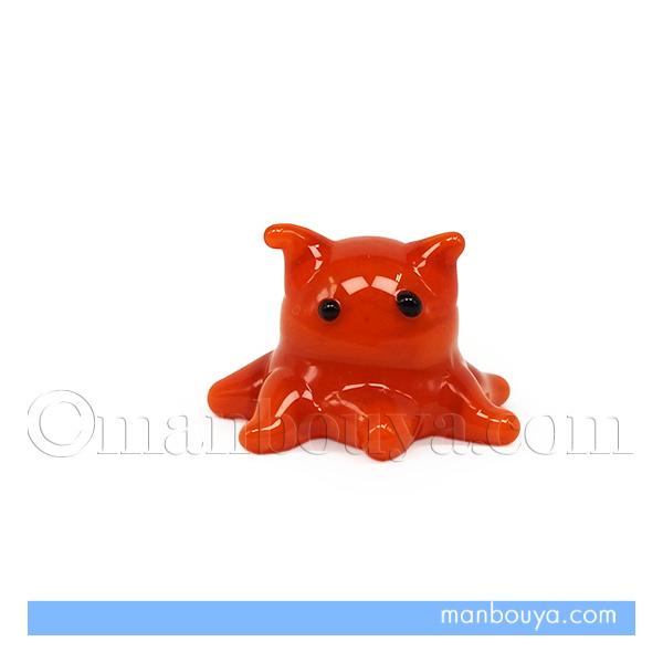 深海生物グッズ。かわいいメンダコのガラス製フィギュア。半球に脚がついているようなデザインでボリュームがあります。底面を見ると太陽のような形です。ちょこっとデスクに置いておくだけでも癒される可愛さ。他のガラス細工と合わせてのディスプレイやコレ...