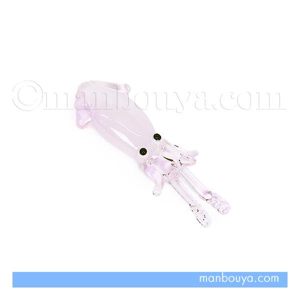 深海生物グッズ。ダイオウイカのガラス製フィギュア。かわいいピンク色。胴体の部分は白が入った不透明。ヒレと腕は透明です。置きやすいように背面は平たくなっています。置いたときは腕がやや浮いた感じになります。珍しい深海魚のミニチュアガラス細工。他...