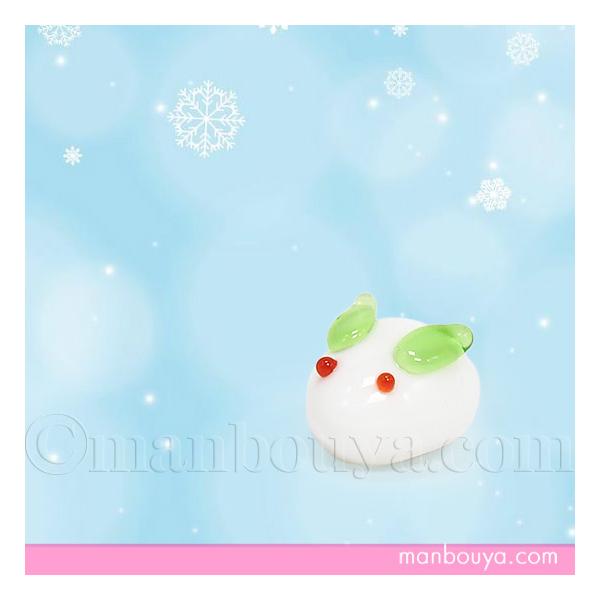 とっても小さいガラスの雪ウサギ。丸い形に丸い尻尾が可愛い。白にグリーンの耳と赤い目が綺麗です。同じデザインのMサイズもあるので、一緒に飾るのもおすすめです。冬を感じるミニサイズオブジェ。お正月飾りにも。【サイズ】長さ約1.3×幅0.9×高さ...