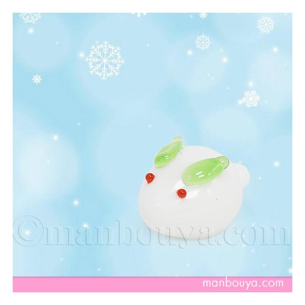 とっても小さいガラスの雪ウサギ。丸い形に丸い尻尾が可愛い。白にグリーンの耳と赤い目が綺麗です。同じデザインのSサイズもあるので、一緒に飾ると親子のようです。冬を感じるミニサイズオブジェ。お正月飾りにもおすすめです。【サイズ】長さ約2×幅1....