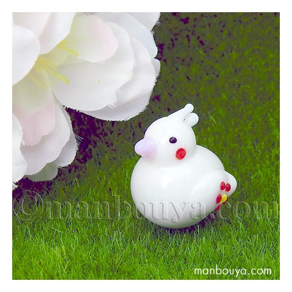 小さいガラス製のオカメインコ置物。ふっくらとした丸みと、冠羽がとてもかわいい。羽根のお花は右に黄色、左に赤と両サイドについています。インテリアの飾りとして。見ているとほっこりする商品です。【サイズ】約高さ2.3×幅1.9×奥行2.2cm※小...