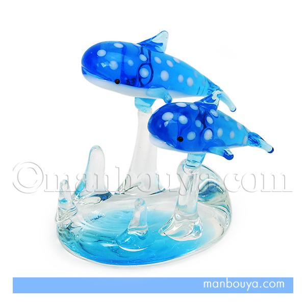 ミニチュアガラス細工の海の生き物。サメのガラス製フィギュア。並んで泳ぐ大小の甚平鮫が、親子のようにかわいいデザインです。台座も波が立ったようなカーブがあり、とても綺麗です。かわいいジンベイザメの夏のインテリア小物。プレゼントにもおすすめです...