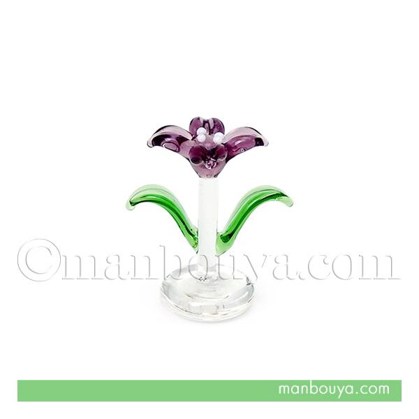 紫の花、あやめのミニチュアガラス細工。5月のこどもの日（端午の節句）に季節の花として飾られる花菖蒲。こいのぼりなどと合わせてのディスプレイにもおすすめです。【サイズ】約高さ2.3×幅2×奥行1.5cm※ごく小さい商品です。画像の大きさのめや...