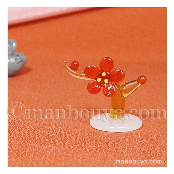 とても小さい硝子の梅の花。ガラス細工ディスプレイに。【サイズ】約高さ1.8cm※ごく小さい商品です。画像の大きさのめやすとサイズをご確認ください。※梅スタンド以外は撮影用小物です。商品には含ませません。 関連タグ：新春/インテリア雑貨/置き...
