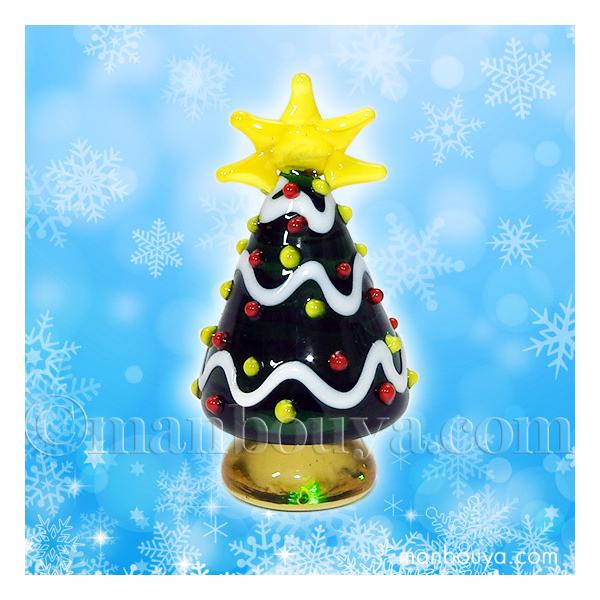 とても小さい硝子製のクリスマスリースの置物。台座付きでしっかり立てられます。クリスマスのディスプレイやプレゼントにおすすめです。ミニサイズなので場所を選ばず飾り付けることができます。他のミニチュアガラスと一緒にちょこんと玄関の下駄箱に並べる...