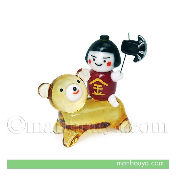 こどもの日（端午の節句）の飾りに。小さいガラスの置物です。くまに乗ったおかっぱ頭がかわいい子供。お腹には「金」の文字。「まさかりかついだ金太郎〜♪」とつい歌いたくなります。【サイズ】約高さ3.9×幅3.5×奥行2cm※ごく小さい商品です。画...