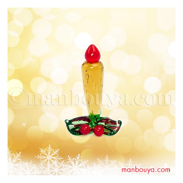 とても小さい硝子製のクリスマスキャンドル。台座にヒイラギの葉がついていて、とても綺麗でおしゃれです。他のミニチュアガラスと合わせてクリスマスのディスプレイやプレゼントに。ミニサイズなので場所を選ばず飾り付けることができます。季節が感じられる...