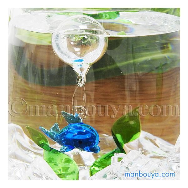 ミニチュアガラス細工の小さいイルカ。ころっとした形がかわいい。ブルーはクリアタイプなので、反対側の目が透けて見えます。浮き玉がついたフローティングタイプで、金魚鉢や水槽に入れるとゆらゆらと水面をただよいます。夏におすすめの涼しげなインテリア...