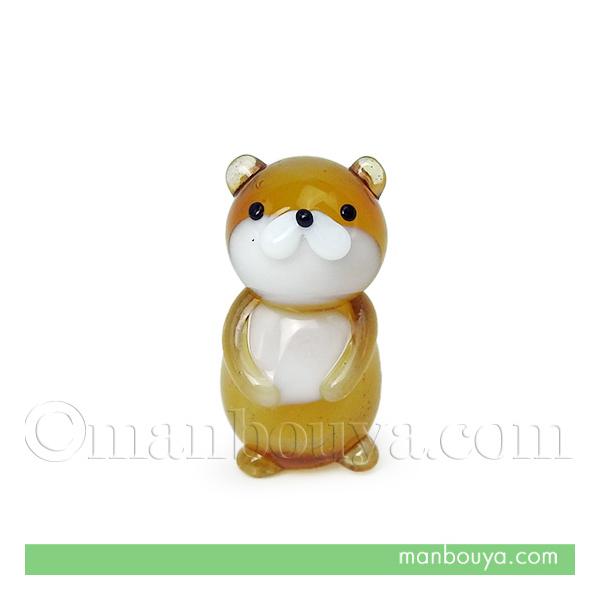 ミニチュアガラスのカワウソ置物。やや上向き加減の立ち姿で、何か言いたげな感じがかわいいです。お部屋やデスクのアクセントに。他のガラス細工と合わせてディスプレイすると素敵なインテリアに。コレクションやプレゼントにもおすすめです。【サイズ】約高...