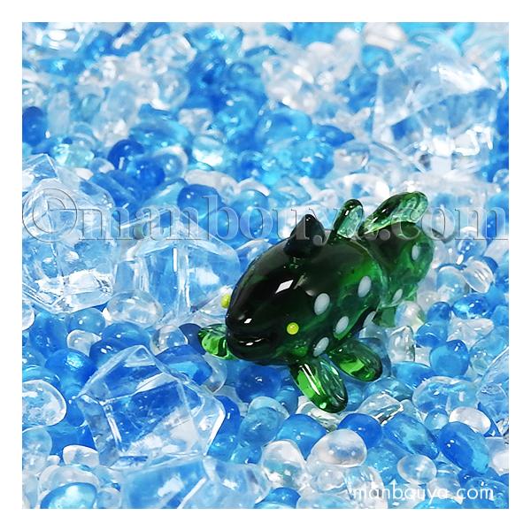 生きた化石とも言われる、シーラカンスのミニチュアガラス細工。黄色い目が、ちょっと不気味な感じを出しています。ミニサイズで場所を選ばずに飾ることが出来る、マリンテイストのインテリア小物。水槽のディスプレイや、ジェルキャンドルなどのハンドメイド...