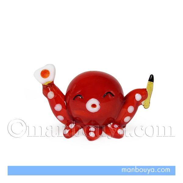 受験生応援グッズ。ユニークでかわいいタコのミニチュアガラス細工です。「オクトパス」と「置くとパス（合格）」をかけて、縁起物として親しまれているたこ。日の丸の扇子と鉛筆を掲げて、にっこりとした表情で応援。並べて飾っても可愛いです。プレゼントに...