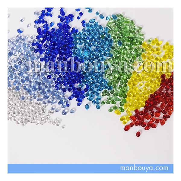 丸みのあるとても小さなガラスチップ。ミニチュアガラス細工や浮き玉と組み合わせてのディスプレイ用に。金魚鉢や水槽の底に敷いたり、観葉植物のグラスや鉢植えに撒いたり、レジンの埋め込みにも。カラフルな7色。それぞれ単色で80グラムになります。【容...