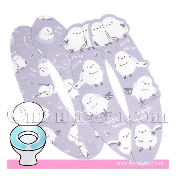 シマエナガデザインのインテリア雑貨。かわいいトイレ用品、吸着タイプの便座カバーです。U型・O型・洗浄タイプ、あらゆる形の便座に対応。裏面のフィルムを剥がして貼るだけの簡単設置。洗って繰り返し使用できます。総柄とダイカット柄の2セット入り。落...