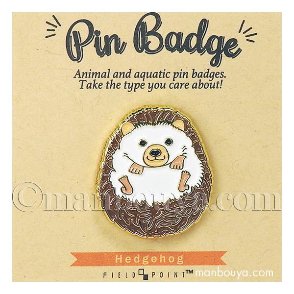 針ねずみの雑貨・ピンブローチ。ちょっと丸くなった姿。脚の向きがかわいいですね。バッグやリュック、帽子などのグッズにつけて目印やワンポイントに。ジャケットの襟元やシャツの胸元につけてブローチ風につけてもおしゃれです。株式会社ワールド商事さんの...