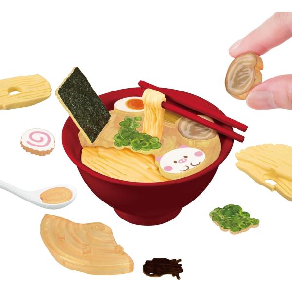 どんぶりに、6個の底麺パーツと3個のスープパーツ、その他15パーツを選んで正しく組み合わせるとラーメンが完成するパズルです。麺を上下できる遊び付き！対象年齢 :15才以上メーカー：メガハウス
