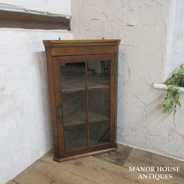 英国のアンティーク家具、マホガニー材を使った木製のコーナー