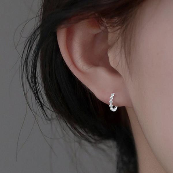 上品なデザインのフープピアス。普段使いからパーティー等華やかな場所にも最適です。大切な人へのプレゼントにも大変喜ばれます。金属アレルギーは、人によって、程度が異なりますので、その点ご検討のうえ、ご購入をお願いいたします。■ ご注意・ご使用の...