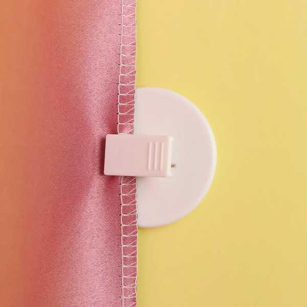 真新しい高品質 Name: シャワーカーテンクリップ Size: 写真のように 色: 白 材料: プラスチック 機能: 1.これらのシャワーカーテンクリップは、高品質のプラスチック製で、軽量で耐久性があり、頑丈な構造で壊れにくいです。 2....