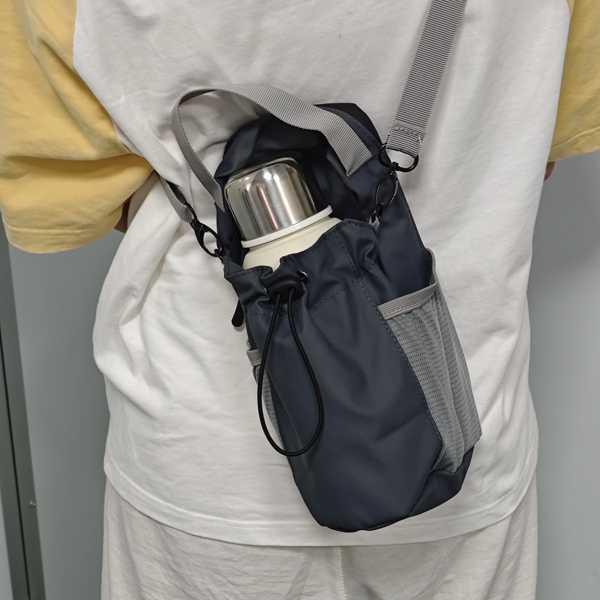 製品のセールスポイントの説明1.ケトルバッグは強力な磁気特性を備えているため、水分補給を維持し、ジムでの運動中に簡単にアクセスできます。2.このウォーターボトルバッグは、フィットネス愛好家が運動中にウォーターボトルに簡単にアクセスできるよう...