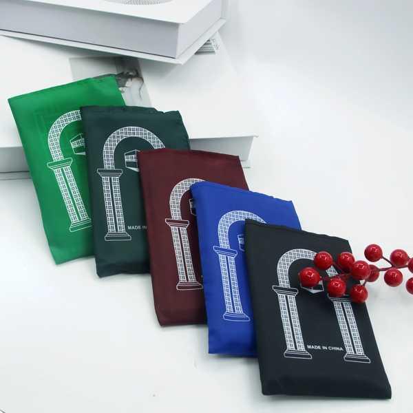 特徴: 快適で穏やかな礼拝体験を実現するコットン生地を使用したイスラム教徒用礼拝マットで、祈りの優雅さと精神性を体験してください。 この礼拝用マットはお手入れが簡単で、実用的で美しいです。 家庭、モスク、または旅行中に使用するこのイスラムの...