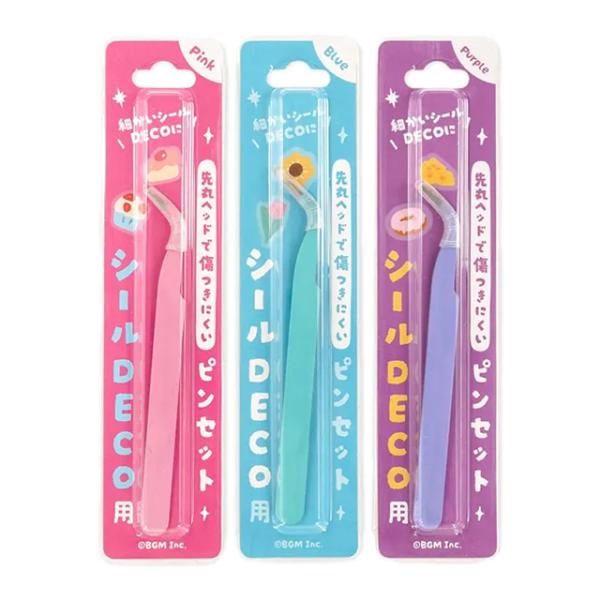 シールを使ったデコレーションに最適な専用ピンセットです。細かい作業に適したカーブ型で、先端は丸くなっておりシールが傷つきにくくなっています。小さなシールも楽々貼ってはがせるので、一本持っておくと便利です。■内容：1個入り■素材：ステンレスス...