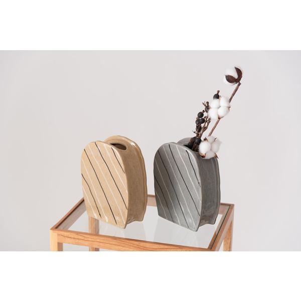 落ち着いた色味が美しいフラワーベース&amp;トレイベース。オブジェのようなインテリアの役割も果たしてくれます。お部屋を彩るのに欠かせないフラワーベースは、植物を引き立て様々なテイストのお部屋に溶け込みます。受け皿が大きなトレイベースは、ア...