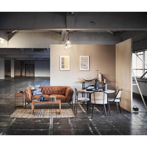 手織りで1点ずつ作られた、混色の風合いが美しいラグ。多数の色が使われている事で、近くで見る印象と、お部屋全体で見る印象の違いも楽しめます。フリンジやタッセルなどの装飾は省いたシンプルなデザインなので、どんなテイストにも馴染む使いやすいアイテ...