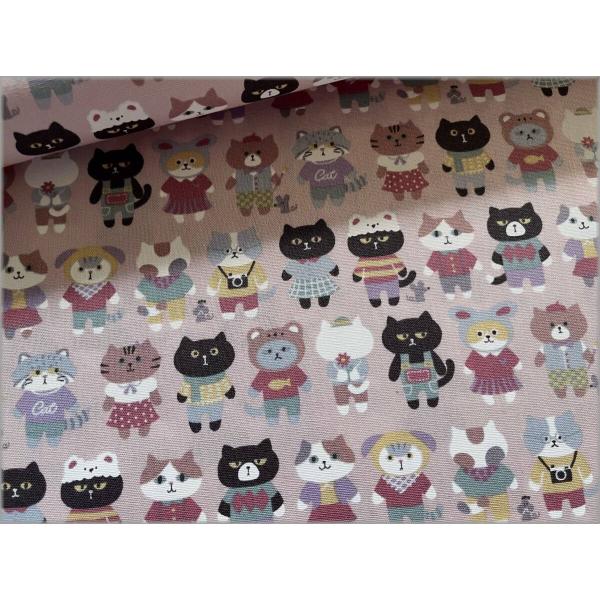 綿１００％ ＣＢポプリン。シーチングより若干厚手。地色は淡いくすみピンク。プリントのサイズ感は小さめ。猫の大きさは、ほぼ均等で３.５ｘ２.５cm。衣類、インテリア、雑貨小物に。約１１０ｃｍ巾。（商用利用可）***こちらの商品は１ｍ単位の販売...