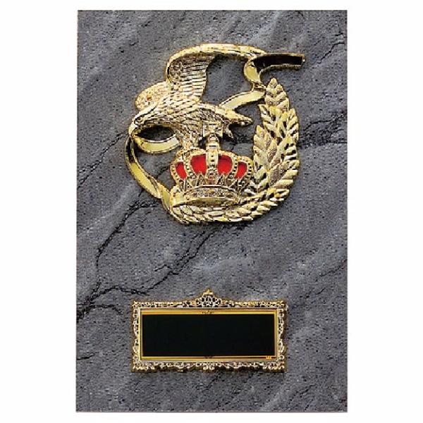 鷲をモチーフとした楯(盾)です。ゴルフ、サッカー、野球などの各種スポーツ大会の表彰や、企業表彰、感謝状、功労賞、表彰状、退職記念などの記念品としてご利用いただけます。装飾に紅白リボンを取り付けます（無料）。