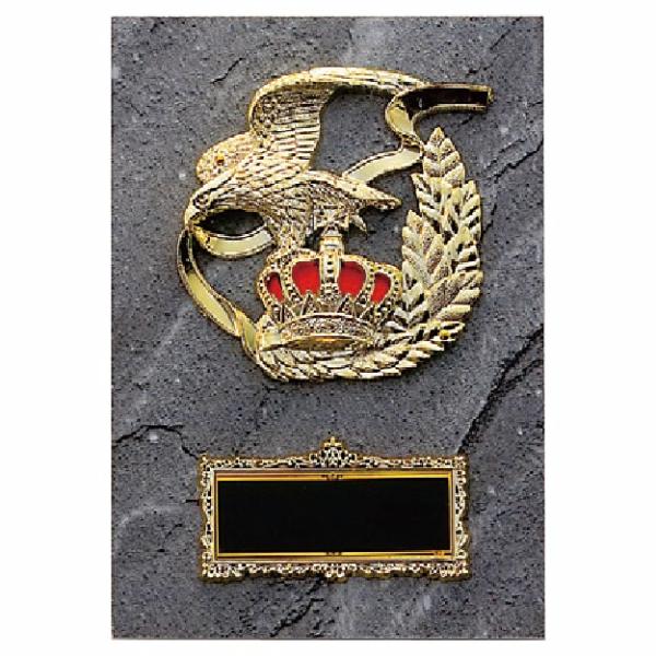 鷲をモチーフとした楯(盾)です。ゴルフ、サッカー、野球などの各種スポーツ大会の表彰や、企業表彰、感謝状、功労賞、表彰状、退職記念などの記念品としてご利用いただけます。装飾に紅白リボンを取り付けます（無料）。