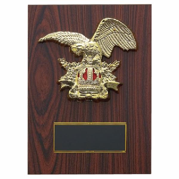 鷲をモチーフとした楯(盾)です。ゴルフ、サッカー、野球などの各種スポーツ大会の表彰や、企業表彰、感謝状、功労賞、表彰状、退職記念などの記念品としてご利用いただけます。装飾に紅白リボンを取り付けます（無料）。